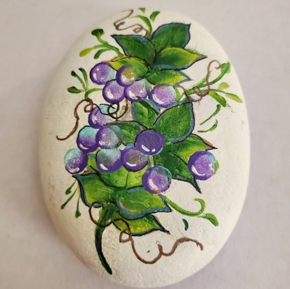 Painted Grapes on natural rock, Tuscany Art of hand painted grapes on stone - Picture 7 of 7